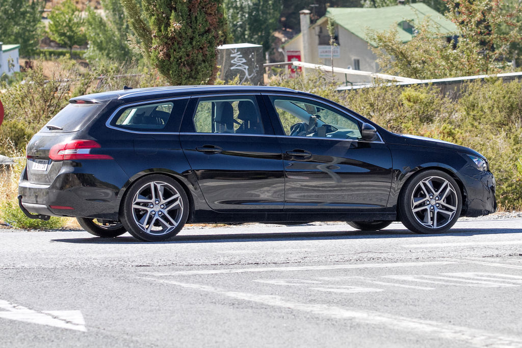 Der VW Golf-Rivale macht sich schick: Peugeot 308 SW Facelift für 2017