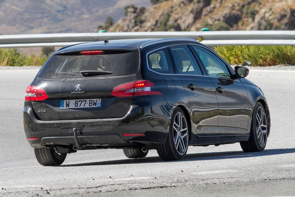 Der VW Golf-Rivale macht sich schick: Peugeot 308 SW Facelift für 2017