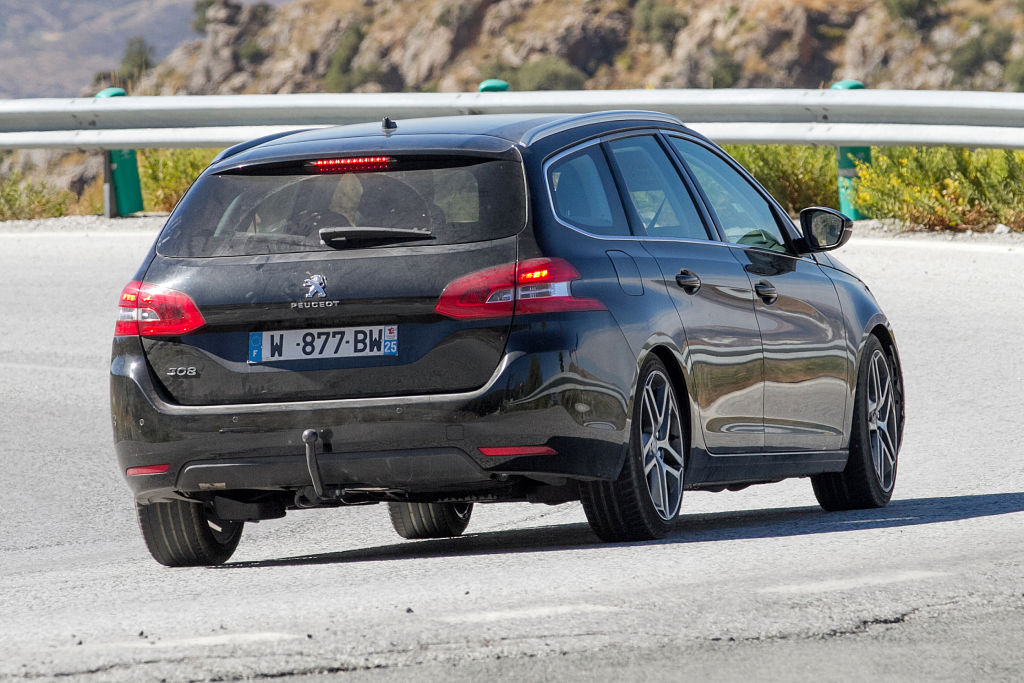 Der VW Golf-Rivale macht sich schick: Peugeot 308 SW Facelift für 2017