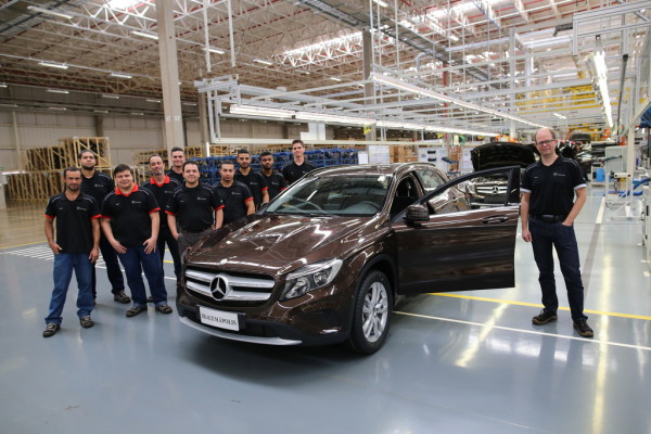 Produktionsstart des GLA im Mercedes-Benz-Werk Iracemápolis (r.: Standortverantwortlicher Chris Wittke)