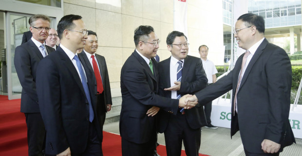 Bei der Kooperationsvereinbarung für einen neuen Standort besuchte Jianfei Zhang, Vizegouverneur der Provinz Hunan, Schaeffler am chinesischen Sitz in Anting