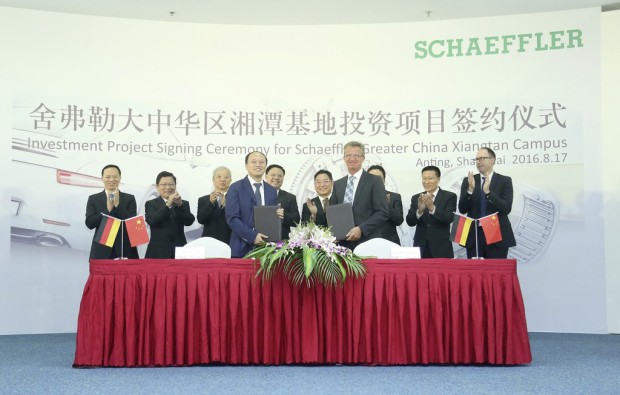 Unterzeichneten eine Kooperationsvereinbarung für einen neuen Standort in Xiangtan: Günther Werner, COO Schaeffler Greater China (vorne rechts) und Sun Yinsheng, Parteisekretär der Wirtschafts- und Technologieentwicklungszone Xiangtan der Provinz Hunan (vorne links)