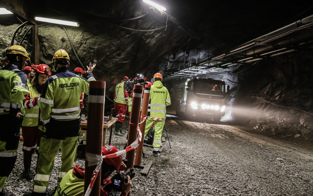 Selbstfahrende Lkw der Modellreihe Volvo FMX im laufendem Bergwerksbetrieb.