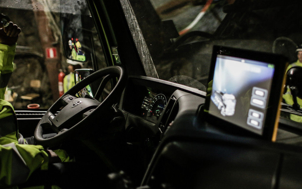 Selbstfahrende Lkw der Modellreihe Volvo FMX im laufendem Bergwerksbetrieb.