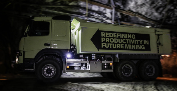 Selbstfahrende Lkw der Modellreihe Volvo FMX im laufendem Bergwerksbetrieb.