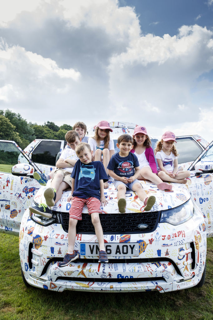 Kinder von Land-Rover-Entwicklern durften einem Discovery-Prototyp ein neues Tarnkleid geben.