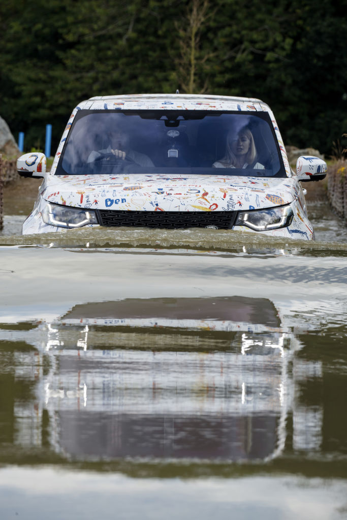 Kinder von Land-Rover-Entwicklern durften einem Discovery-Prototyp ein neues Tarnkleid geben.