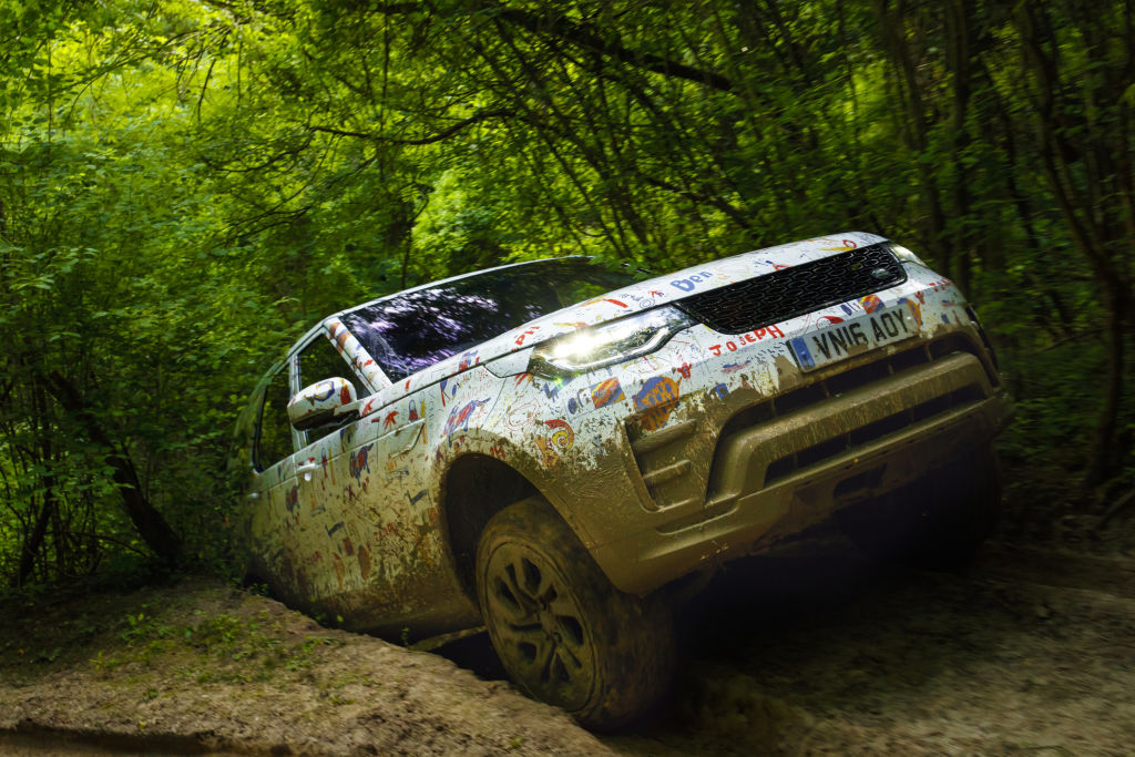Kinder von Land-Rover-Entwicklern durften einem Discovery-Prototyp ein neues Tarnkleid geben.
