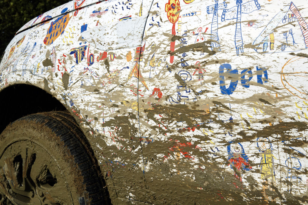 Kinder von Land-Rover-Entwicklern durften einem Discovery-Prototyp ein neues Tarnkleid geben.