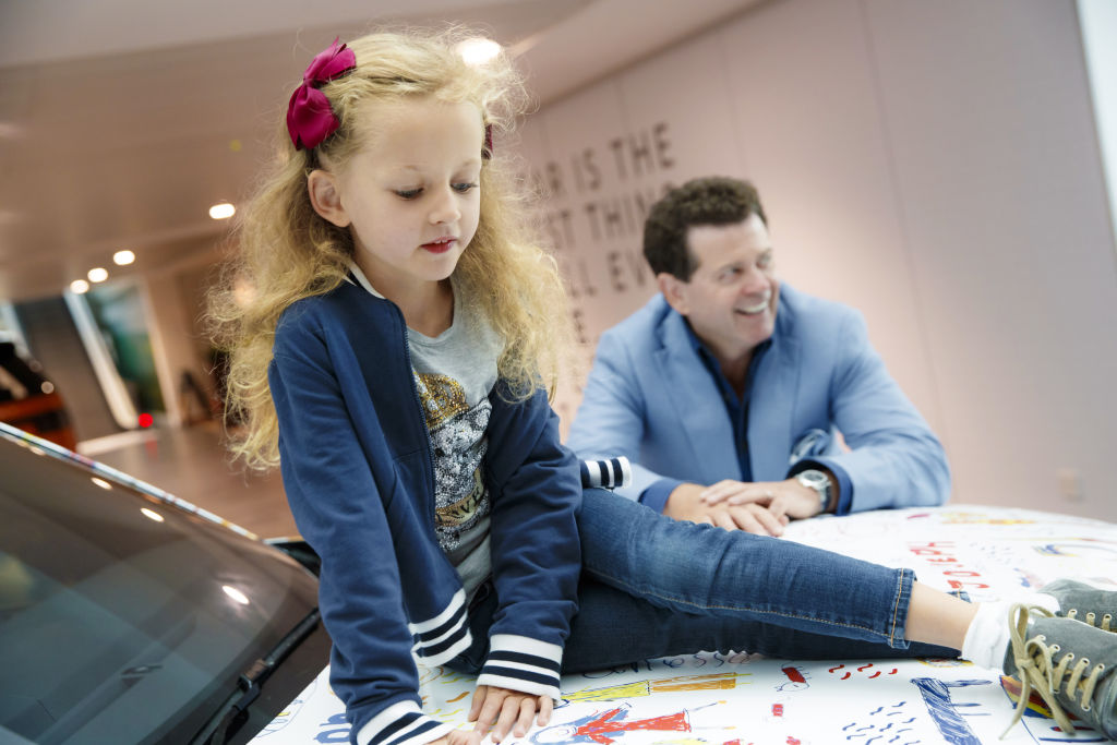 Kinder von Land-Rover-Entwicklern durften einem Discovery-Prototyp ein neues Tarnkleid geben.