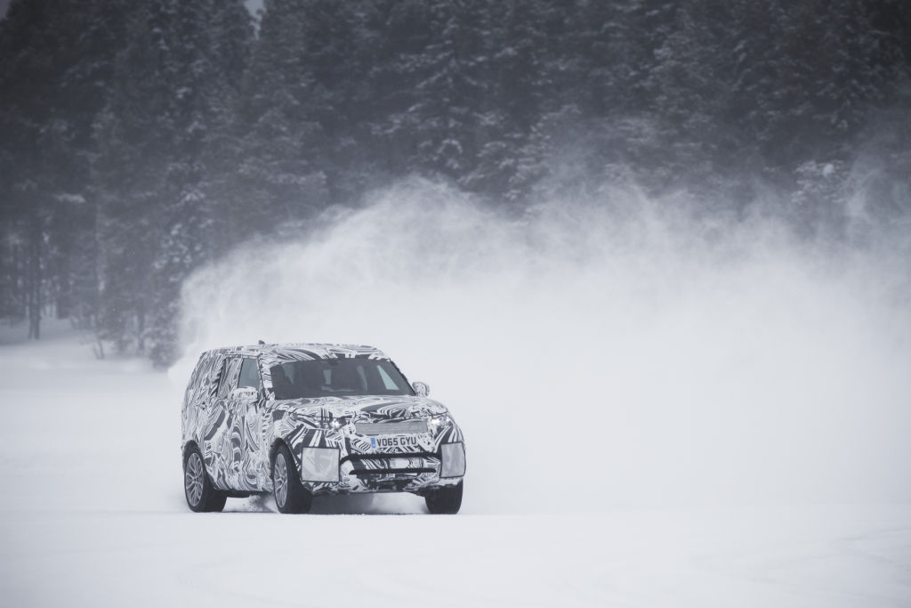 Ein getarnter Prototyp des Land Rover Discovery auf Testfahrt während des Entwicklungsprogramms..