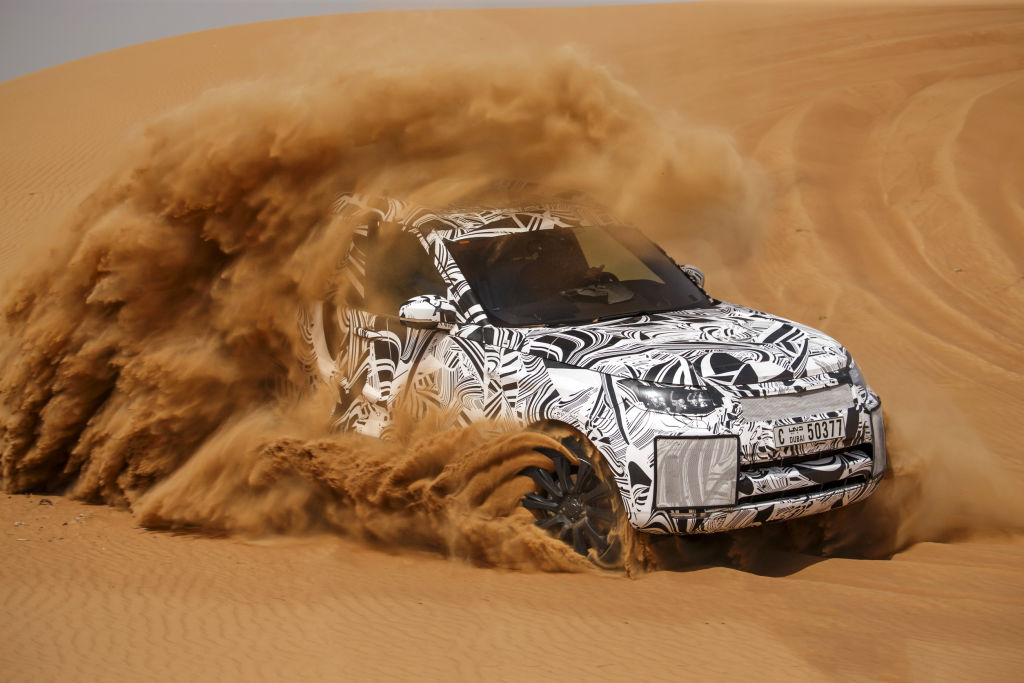 Ein getarnter Prototyp des Land Rover Discovery auf Testfahrt während des Entwicklungsprogramms..