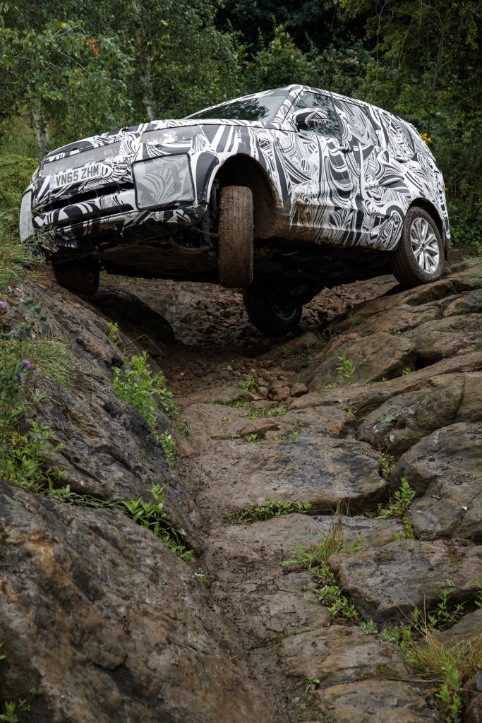 Ein getarnter Prototyp des Land Rover Discovery auf Testfahrt während des Entwicklungsprogramms..
