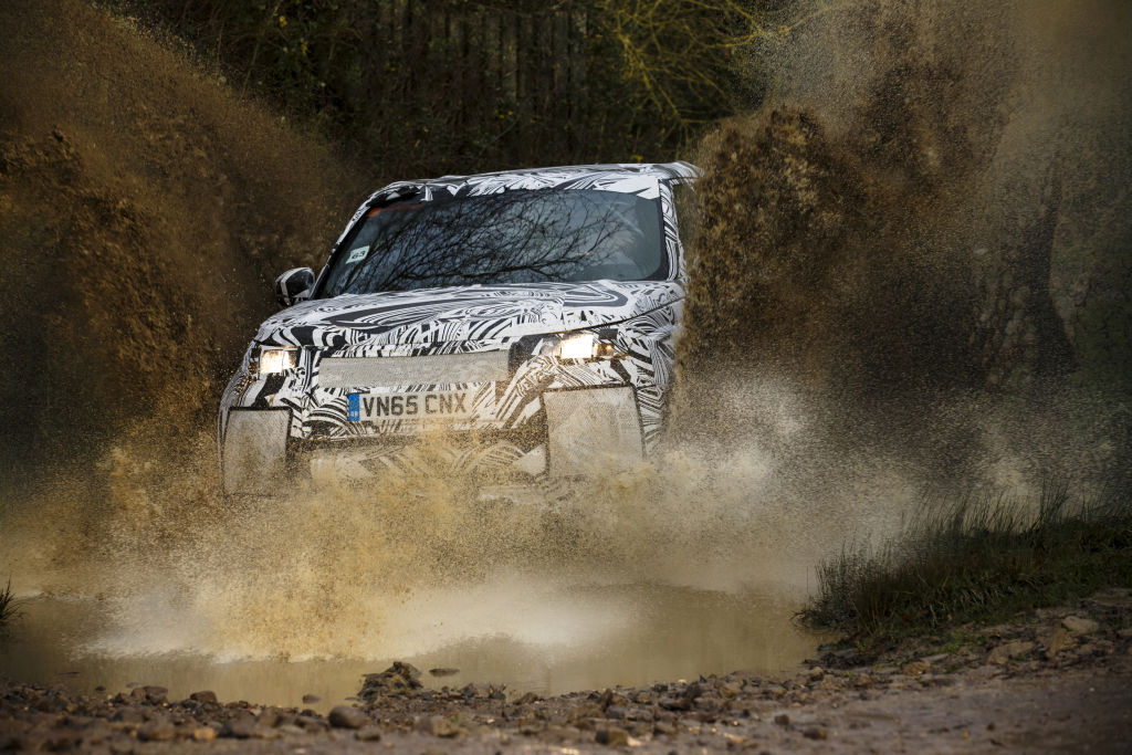 Ein getarnter Prototyp des Land Rover Discovery auf Testfahrt während des Entwicklungsprogramms..