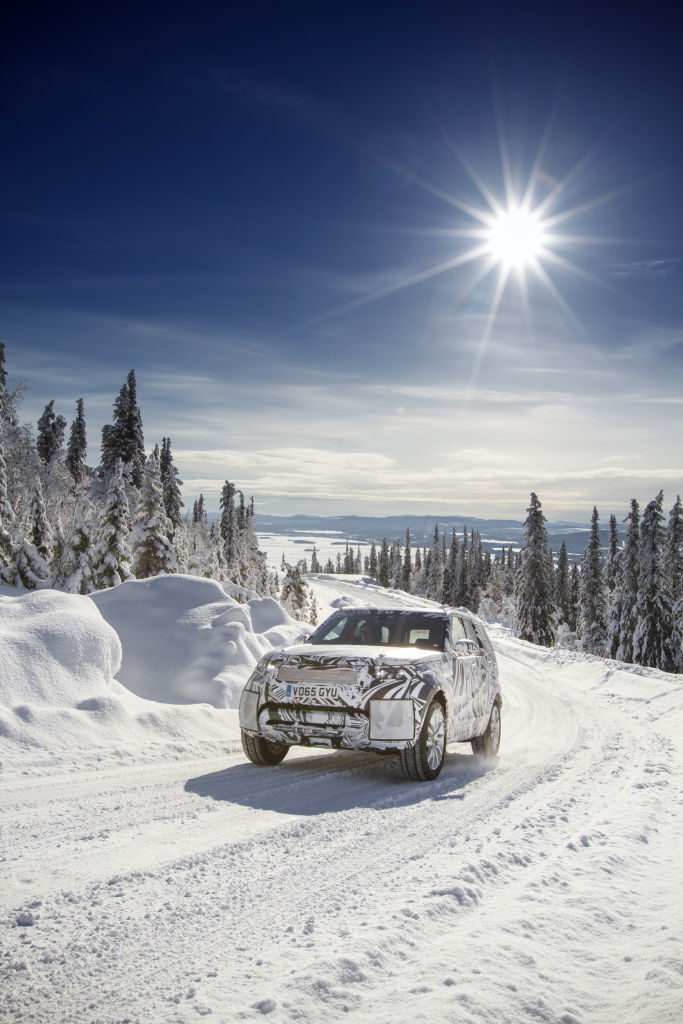 Ein getarnter Prototyp des Land Rover Discovery auf Testfahrt während des Entwicklungsprogramms..