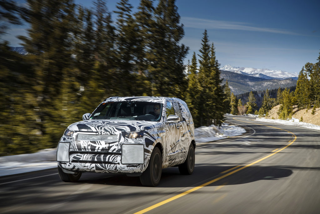 Ein getarnter Prototyp des Land Rover Discovery auf Testfahrt während des Entwicklungsprogramms..