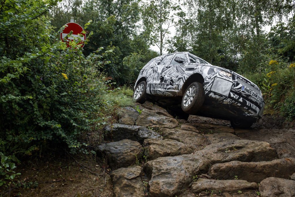 Ein getarnter Prototyp des Land Rover Discovery auf Testfahrt während des Entwicklungsprogramms..