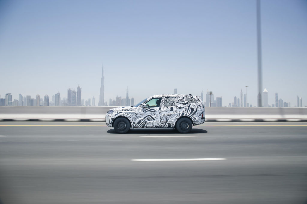 Ein getarnter Prototyp des Land Rover Discovery auf Testfahrt während des Entwicklungsprogramms..