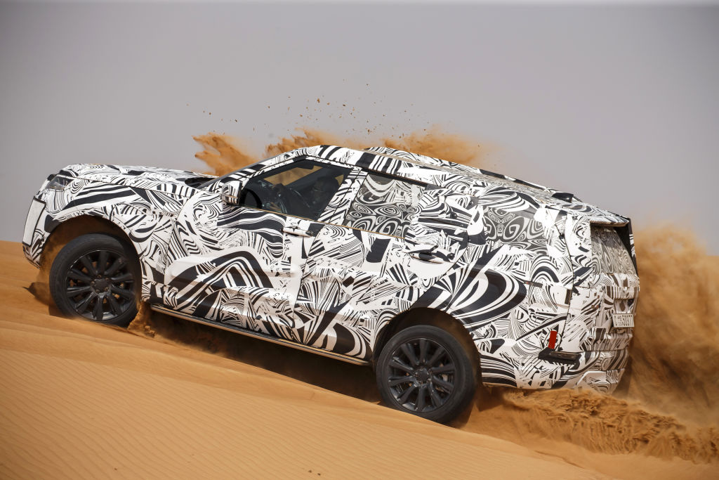 Ein getarnter Prototyp des Land Rover Discovery auf Testfahrt während des Entwicklungsprogramms..