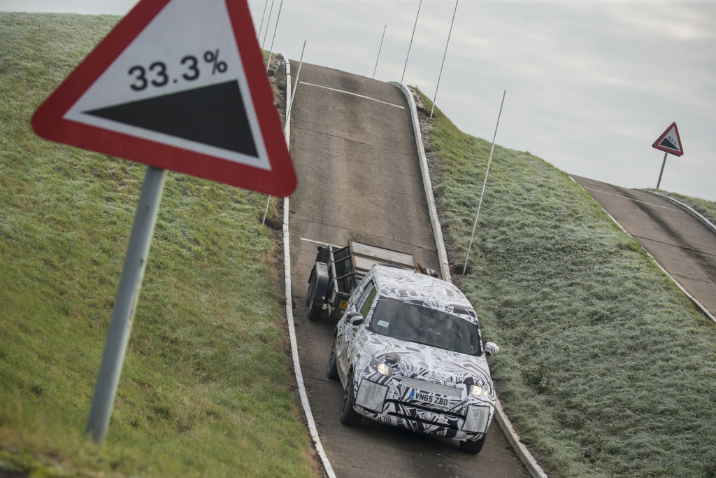 Ein getarnter Prototyp des Land Rover Discovery auf Testfahrt während des Entwicklungsprogramms..