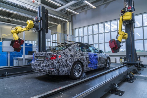 Prototyp des BMW 5er in der vollautomatisierten optischen Messzelle im Pilotwerk in München.