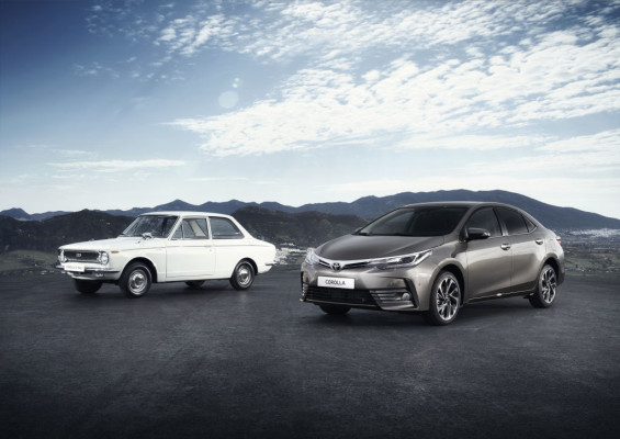 Toyota Corolla der ersten und der elften Generation.