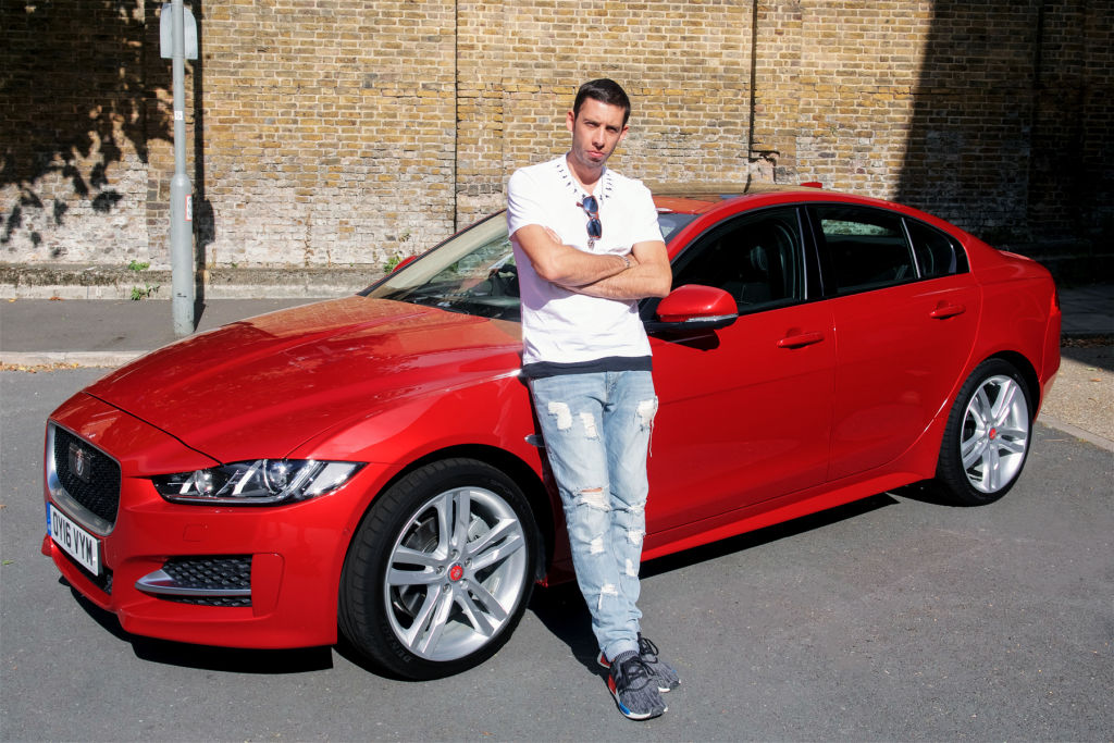 Jaguar holt Spotify ins Auto: Rapper Elliot Gleave alias Example stellte vor der offiziellen Markteinführung eine persönliche Spotify-Liste seiner Lieblingssongs für Autofahrten zusammen und hörte sie während einer Ausfahrt im Jaguar XE