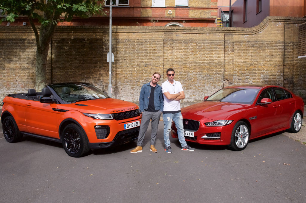 aguar und Land Rover holen Spotify ins Auto: Ricky Wilson (l.) von den Kaisers Chiefs und Rapper Elliot Gleave alias Example stellten vor der offiziellen Markteinführung eine persönliche Spotify-Liste ihrer Lieblingssongs für Autofahrten zusammen und hörten sie während einer Ausfahrt mit dem Range Rover Evoque Cabriolet und dem Jaguar XE ab.