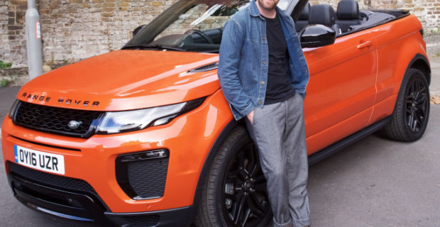 Land Rover holt Spotify ins Auto: Ricky Wilson von den Kaisers Chiefs stellte vor der offiziellen Markteinführung eine persönliche Spotify-Liste seiner Lieblingssongs für Autofahrten zusammen und spielte sie während einer Ausfahrt im Range Rover Evoque Cabriolet ab.