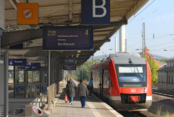 Mittelbahnsteig mit modernem Zugzielanzeiger im Bahnhof Göttingen der DB Station