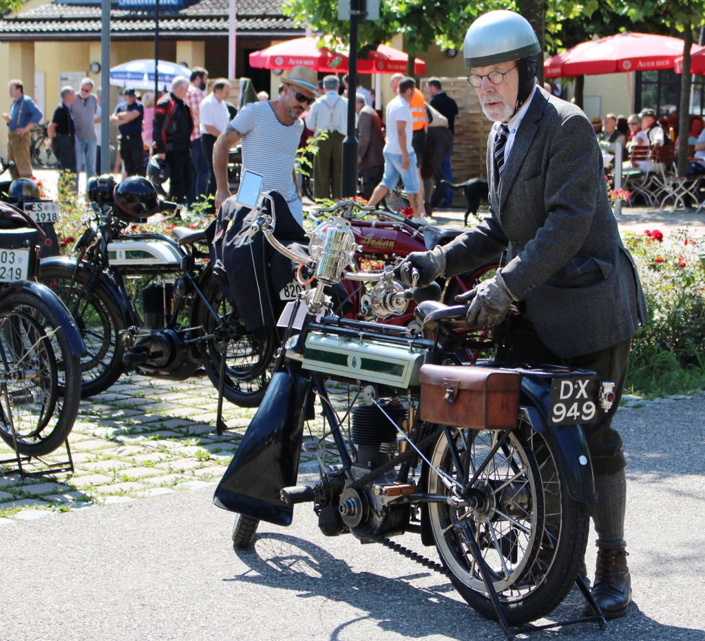 Gemeinsam arbeiten und genießen mit Oldtimern. Fotowettbewerb. Mein Motorrad hält mich jung, Peter Dahlström, München.