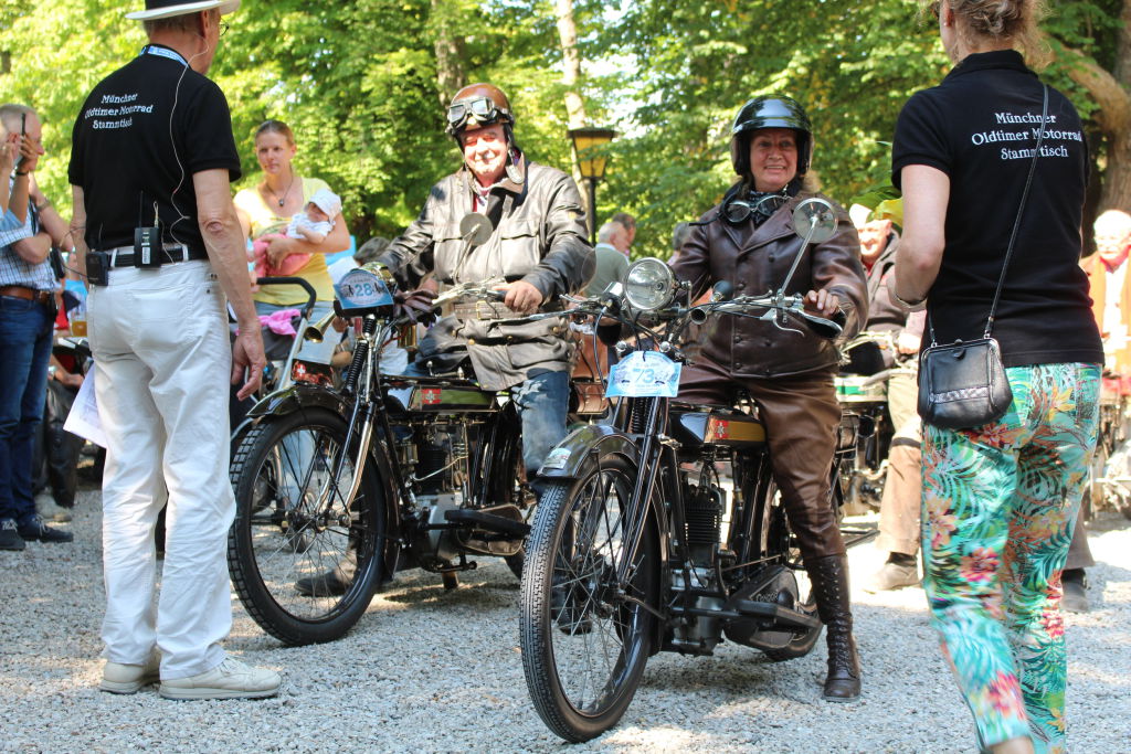 Gemeinsam arbeiten und genießen mit Oldtimern. Fotowettbewerb Platz 2. Wir gehören zusammen - unser Motorrad-Stammtisch, Peter Dahlström, München.