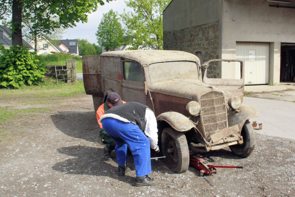 Gemeinsam arbeiten und genießen mit Oldtimern: Fotowettbewerb Platz 2: Allein nicht zu schaffen, Lothar Wessel, Herford.