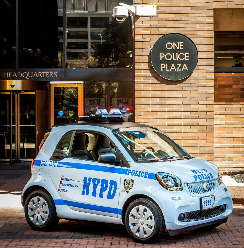 Smart hat die ersten 100 Smart Fortwo an die New Yorker Polizei ausgeliefert. Das New York City Police Department (NYPD) ersetzt damit die bisher in der Stadt eingesetzten dreirädrigen Motorräder.