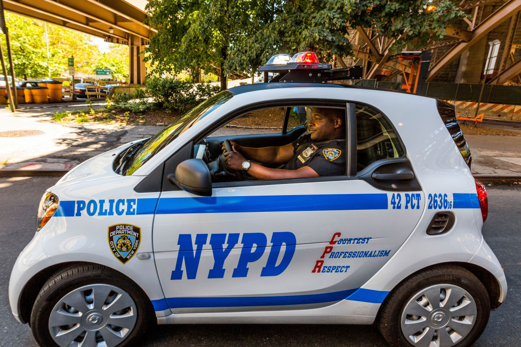 Officer Ralph Jefferson übernahm einen der ersten smart fortwo. ; Officer Ralph Jefferson took receipt of one of the first smart fortwos;