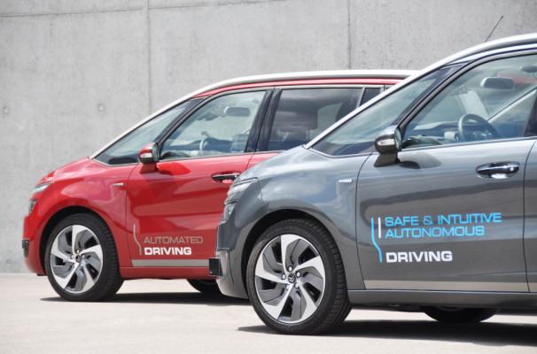 Zwei Citroen C4 Picasso mit autonomen Funktionen.