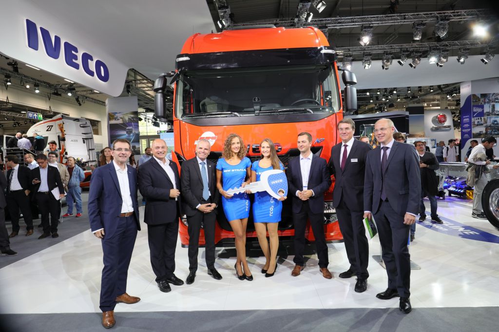 Schlüsselübergabe für den ersten LNG-Lkw in Deutschland, ein Iveco Stralis NP, durch Staatssekretär Rainer Bomba auf der IAA Nutzfahrzeuge 2016.