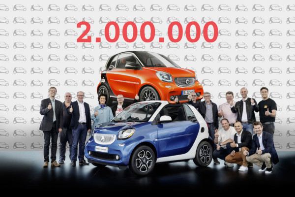 Der Kleinste aus dem Produktportfolio von Mercedes-Benz Cars schreibt mit bislang zwei Millionen verkauften Stadtflitzern seine Erfolgsgeschichte fort. smart Chefin Dr. Annette Winkler (4. v. l.), Serge Siebert, Werkleiter Hambach (3. v. l.) und Dr. Joachim Betker, ehemaliger Werkleiter Hambach (1. v. l) feierten gemeinsam mit dem Leitungsteam und Mitarbeitern das Absatzjubiläum. ; The smallest vehicle in the Mercedes-Benz Cars portfolio continues its success story with two million models sold to date. Dr. Annette Winkler, head of smart (4th from left), Serge Siebert, head of the Hambach plant (3rd from left) and Dr. Joachim Betker, former head of the Hambach plant (1st from left) celebrated the sales anniversary with the management team and employees.;