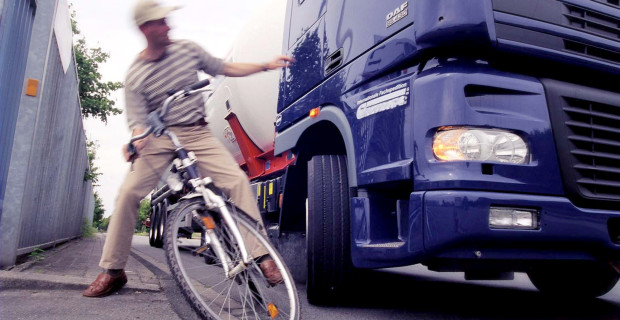 Abbiegeunfälle, bei denen Lkw Fahrradfahrer gefährden, ließen sich durch Assistenzsysteme häufig vermeiden.
