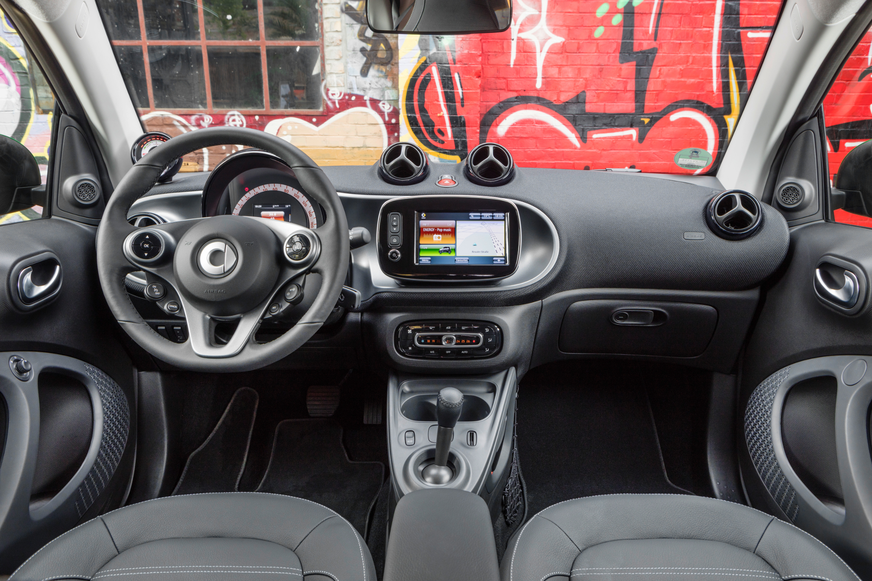 Alles, was das grüne Herz begehrt: Im Innenraum wirkt der Stadt-Flitzer Smart Electric Drive fast wie ein Großer.