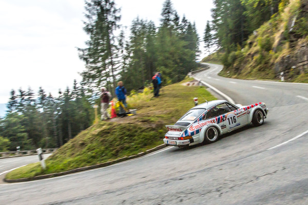 Auf Kletter-Tour: Der Porsche 911 SC bei seinem Comeback beim Berglauf von Rossfeld 2015.