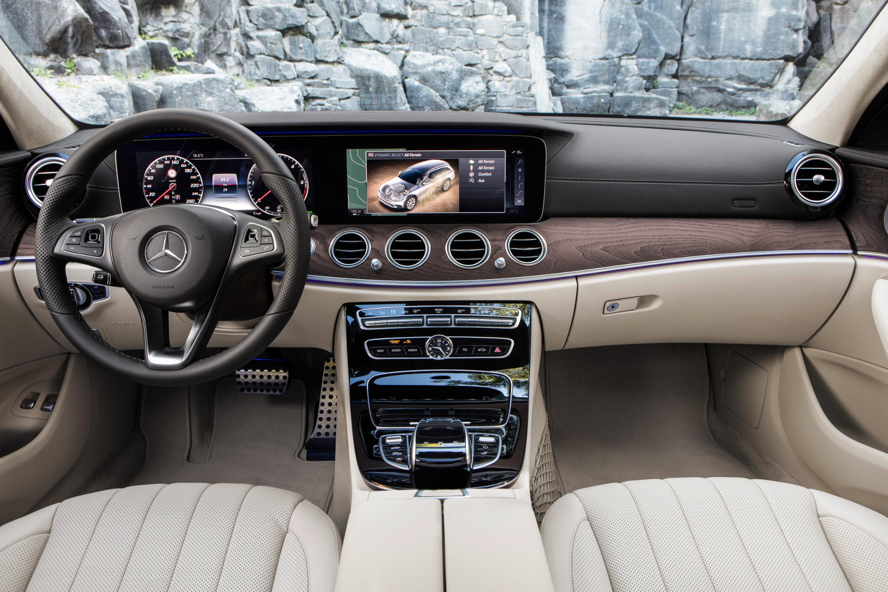 Das äußerst ansehnliche Interieur für den All Terrain übernimmt Mercedes weitestgehend vom normalen T-Modell.