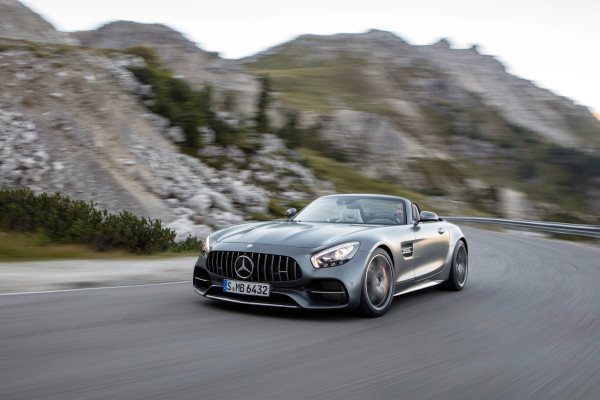 Der Mercedes-AMG GT liegt auch als Roadster gut im Wind. Seine Premiere feiert der Supersportwagen auf dem Pariser Automobilsalon.