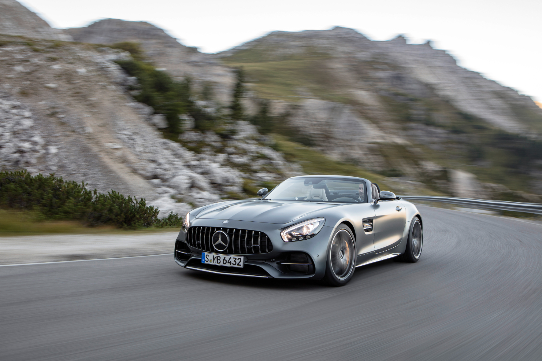 Der Mercedes-AMG GT liegt auch als Roadster gut im Wind. Seine Premiere feiert der Supersportwagen auf dem Pariser Automobilsalon.