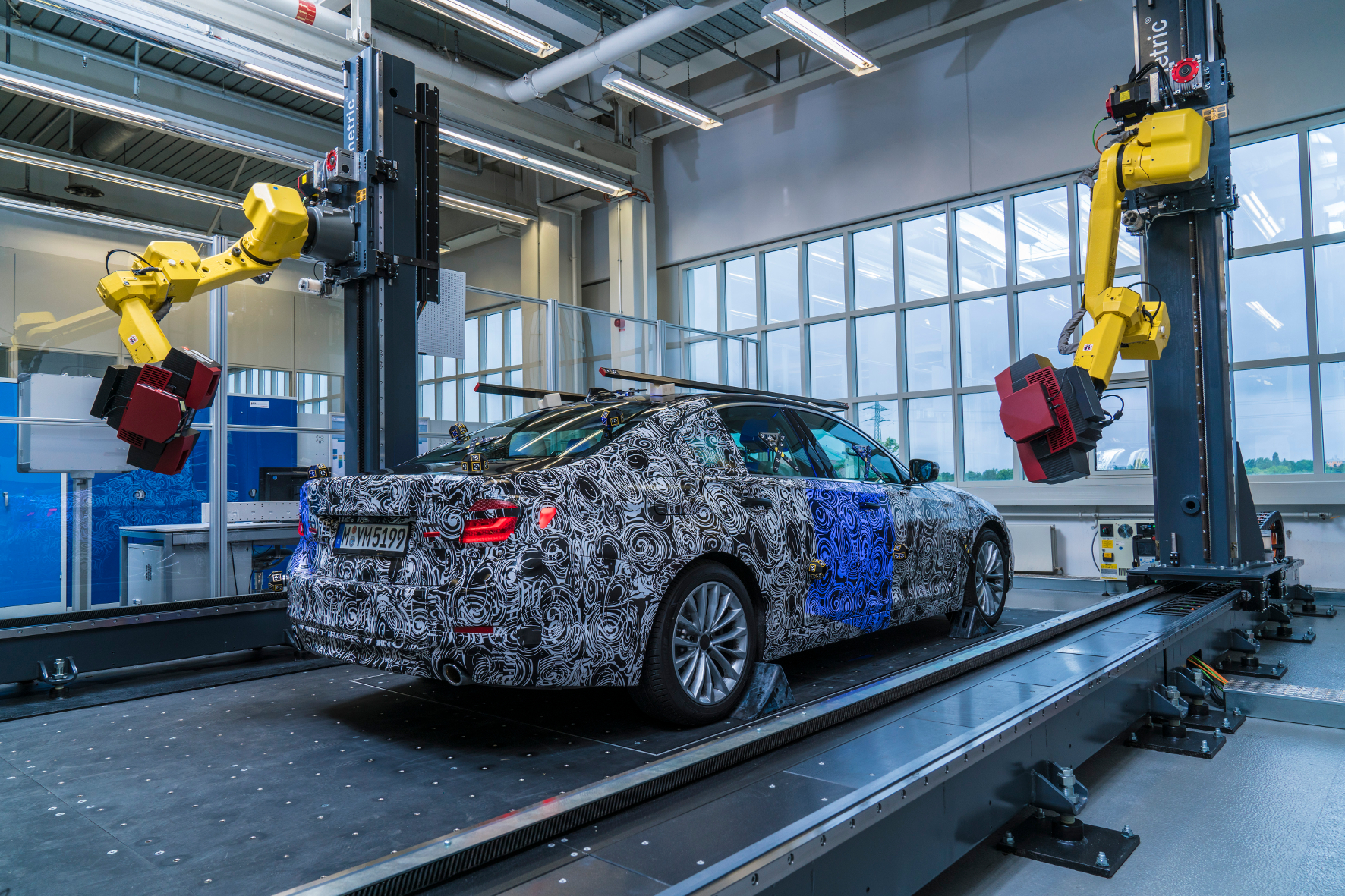 Doppelte Staatsbürgerschaft: Ab dem Marktstart 2017 rollt der neue BMW 5er auch bei Magna im österreichischen Graz vom Band.