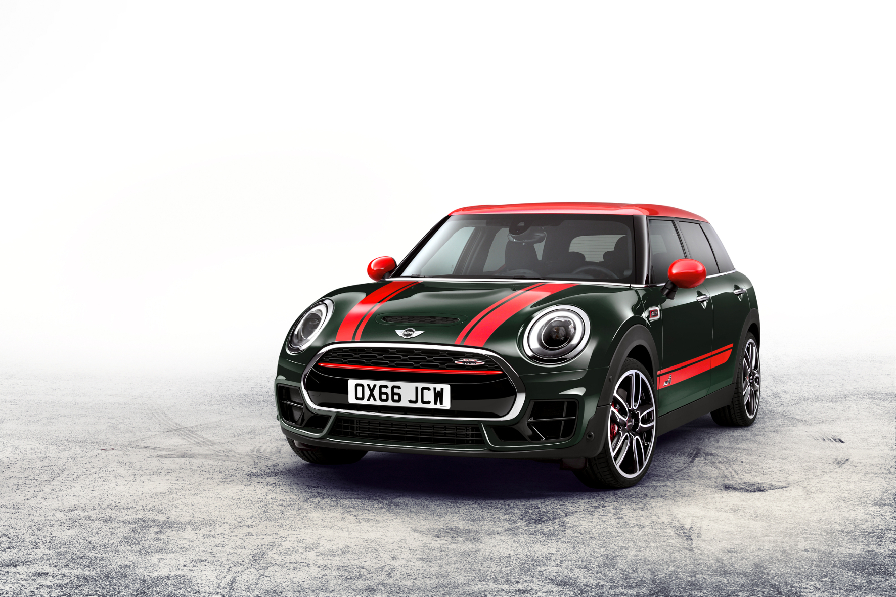 Hoppla, jetzt komm ich: Den John Cooper Works gibts es ab Dezember 2016 auch als Clubman. Mit 231 PS unter der kleinen Haube wird er zum rasenden Kombi.