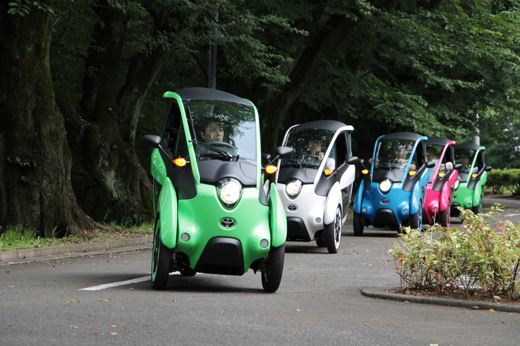 Im Elektro-Dreirad i-Road geben die Kunden die Richtung vor. Sie sollen als Testfahrer die Alltagstauglichkeit des Fahrzeugs untersuchen.