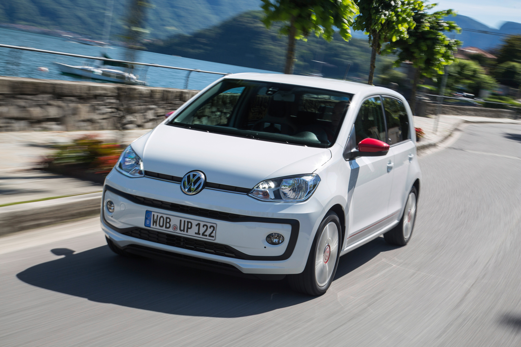 Optisch mit nur leichten Retuschen, aber mit erweiterter Ausstattung und neuer Top-Motorisierung: der neue VW Up.