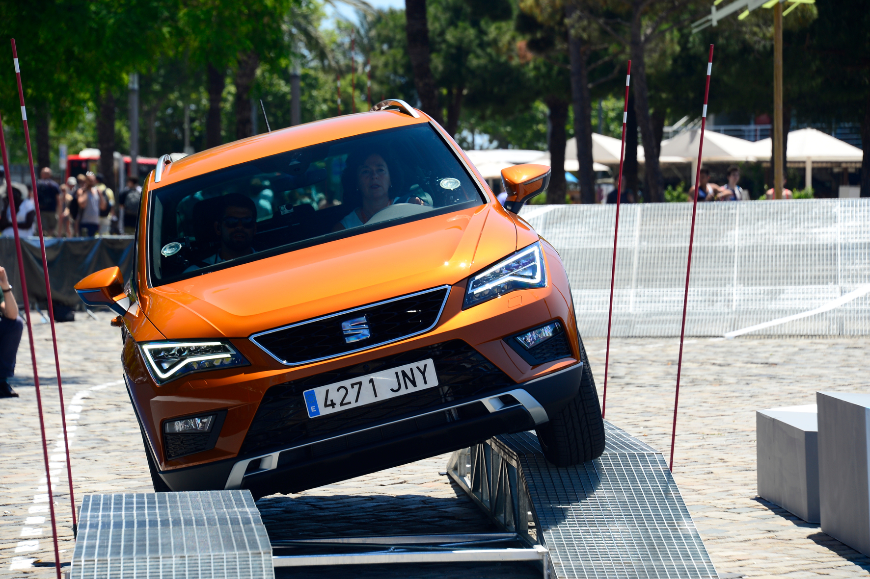 Schräglage: Der Seat Ateca meistert auch diese Prüfung. In fünf deutschen Städten wird das erste SUV der spanischen Marke jetzt einem Härtetest unterzogen.