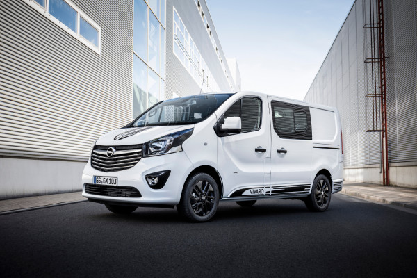 Sportanzug fürs Nutzfahrzeug: Der Opel Vivaro kommt in der Sport-Variante mit Rallye-Streifen und schwarz lackierten 17-Zoll-Rädern.